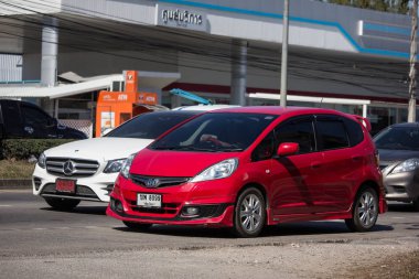 Chiangmai, Tayland - 24 Aralık 2018: Özel şehir araba Honda Jazz. 5 kapı hatchback otomobil. Yol no.121 şehir merkezine Chiangmai Tayland hakkında 8 km, fotoğraf.