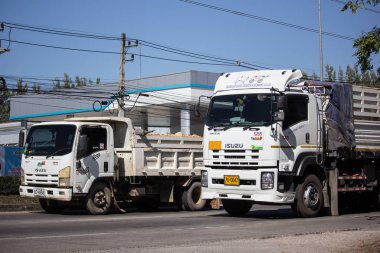 Chiangmai, Tayland - 24 Aralık 2018: Özel Isuzu Damperli kamyon. Yol no.1001 Chiangmai iş alanı 8 km.