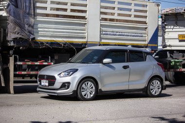 Chiangmai, Tayland - 24 Aralık 2018: Özel Eko kent araba yeni Suzuki Swift. Fotoğrafa yol no.121 8 km şehir merkezine Chiangmai, Tayland.