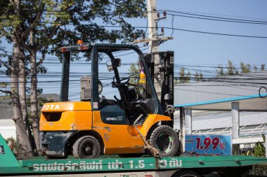 Chiangmai, Tayland - 24 Aralık 2018: Toyota Geneo 25 Folklift otomobil. Chiangmai Road üzerinde kamyon.