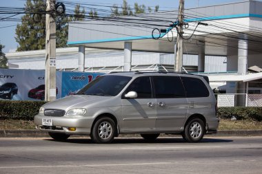 Chiangmai, Tayland - 24 Aralık 2018: Özel Mpv araç, Kia Grand karnaval. Fotoğrafa yol no.121 8 km şehir merkezine Chiangmai, Tayland.