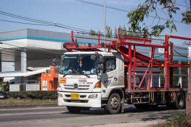 Chiangmai, Tayland - 25 Aralık 2018: Kltl taşıyıcı römork kamyon. Yol no.1001, Chiangmai şehir merkezine 8 km.