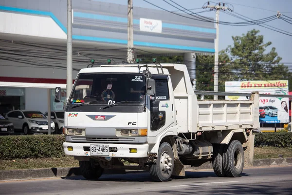 Chiangmai, Tayland - 25 Aralık 2018: Özel Hino damperli kamyon. Yol no.1001 Chiangmai iş alanı 8 km.