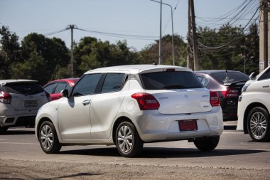 Chiangmai, Tayland - 25 Aralık 2018: Özel Eko kent araba yeni Suzuki Swift. Fotoğrafa yol no.121 8 km şehir merkezine Chiangmai, Tayland.