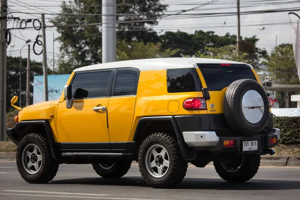 Chiangmai, Tayland - 3 Ocak 2019: Özel otomobil, Toyota Fj cruiser. Yol no.1001, Chiangmai şehir merkezine 8 km.