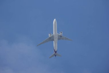 Chiangmai, Tayland - 28 Aralık 2018: Boeing 777-300, Tayland hava yolu Hs-Tkq Tg103. Bangkok Suvarnabhumi için Tayland Chiangmai Havaalanı'ndan çıkar.