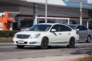 Chiangmai, Tayland - 25 Aralık 2018: Özel araba, Nissan Teana. Yol no.1001 üzerinde şehir Chiangmai Merkezi'nden yaklaşık 8 km kuzeyinde.