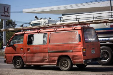 Chiangmai, Tayland - 25 Aralık 2018: Özel eski Nissan Urvan Van araba. Yol no.121 şehir merkezine Chiangmai Tayland hakkında 8 km, fotoğraf.