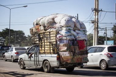 Chiangmai, Tayland - 25 Aralık 2018: Özel Isuzu Tfr kamyonet. Yol no.1001 Chiangmai şehir merkezine 8 km.