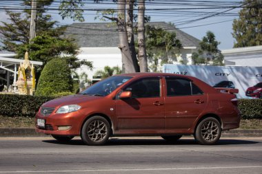 Chiangmai, Tayland - 25 Aralık 2018: Özel Sedan araba Toyota Vios. Yol no.1001 Chiangmai iş alanı 8 km.