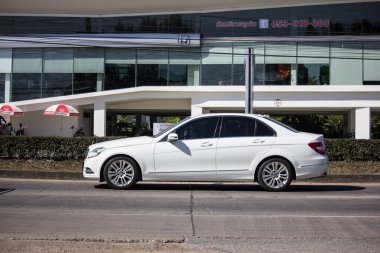 Chiangmai, Tayland - 25 Aralık 2018: lüks araba Mercedes Benz E220. Radyal yol no.1001 kuzeyinde chiangmai şehir fotoğraf.