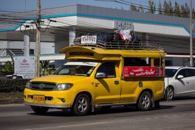 Chiangmai, Tayland - 27 Aralık 2018: Sarı al kamyon taksi chiangmai, Nong tanga şehre ve Lamphun arasında hizmet.