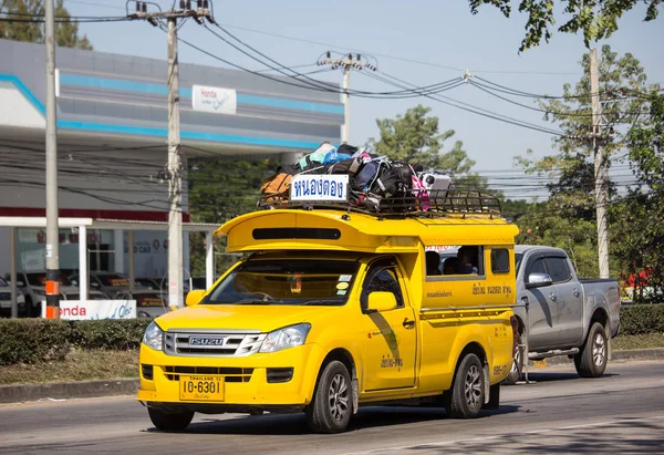 Chiangmai, Tayland - 27 Aralık 2018: Sarı al kamyon taksi chiangmai, Nong tanga şehre ve Lamphun arasında hizmet.