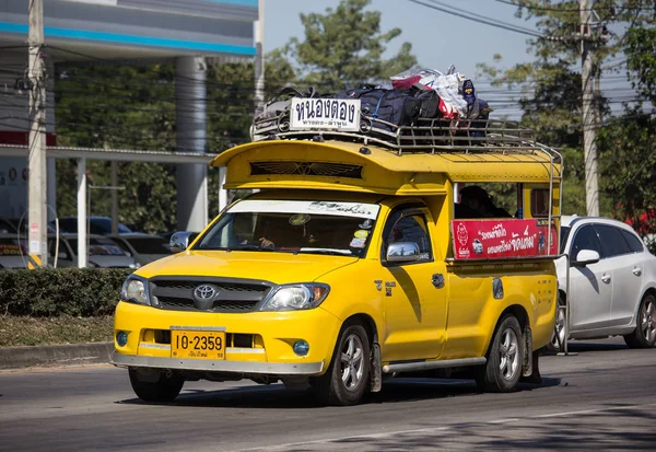 Chiangmai, Tayland - 27 Aralık 2018: Sarı al kamyon taksi chiangmai, Nong tanga şehre ve Lamphun arasında hizmet.