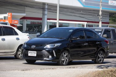 Chiangmai, Tayland - 27 Aralık 2018: Özel Sedan araba Toyota Vios. Yol no.1001 Chiangmai iş alanı 8 km.