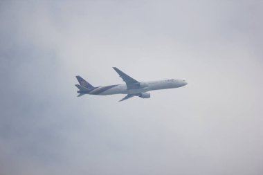 Chiangmai, Tayland - 1 Ocak 2019: Boeing 777-300, Tayland hava yolu Hs-Tke Tg103. Bangkok Suvarnabhumi için Tayland Chiangmai Havaalanı'ndan çıkar.