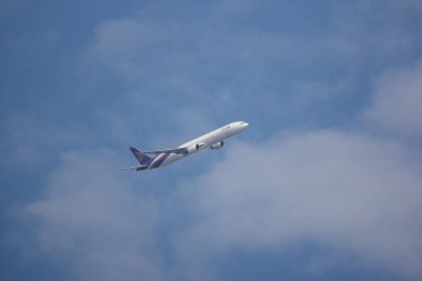 Chiangmai, Tayland - 2 Ocak 2019: Boeing 777-300, Tayland hava yolu Hs-Tkb Tg103. Bangkok Suvarnabhumi için Tayland Chiangmai Havaalanı'ndan çıkar.