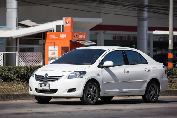 Chiangmai, Tayland - 27 Aralık 2018: Özel Sedan araba Toyota Vios. Yol no.1001 Chiangmai iş alanı 8 km.