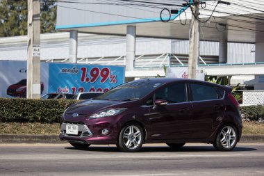 Chiangmai, Tayland - 27 Aralık 2018: Özel Sedan araba Ford Fiesta Amerikan araba motorlarının. Yol no.1001, Chiangmai şehir merkezine 8 km.