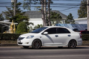 Chiangmai, Tayland - 27 Aralık 2018: Özel Sedan araba Toyota Vios. Yol no.1001 Chiangmai iş alanı 8 km.
