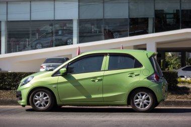 Chiangmai, Tayland - 27 Aralık 2018: Özel Honda Brio, Eko şehir otomobili. Yol no.1001, Chiangmai şehir merkezine 8 km.