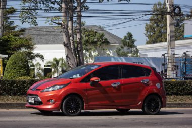 Chiangmai, Tayland - 27 Aralık 2018: Özel Sedan araba Ford Fiesta Amerikan araba motorlarının. Yol no.1001, Chiangmai şehir merkezine 8 km.