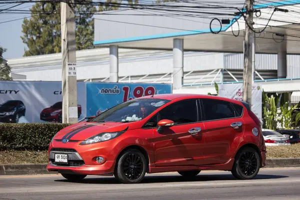 Chiangmai, Tayland - 27 Aralık 2018: Özel Sedan araba Ford Fiesta Amerikan araba motorlarının. Yol no.1001, Chiangmai şehir merkezine 8 km.