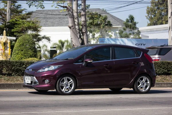 Chiangmai, Tayland - 27 Aralık 2018: Özel Sedan araba Ford Fiesta Amerikan araba motorlarının. Yol no.1001, Chiangmai şehir merkezine 8 km.