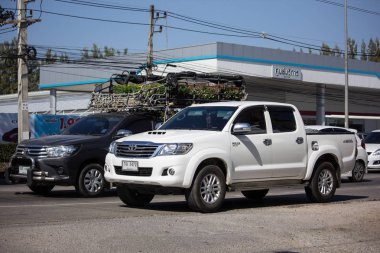 Chiangmai, Tayland - 27 Aralık 2018: Özel Toyota Hilux Vigo kamyonet. Yol no.1001 Chiangmai şehir merkezine 8 km.