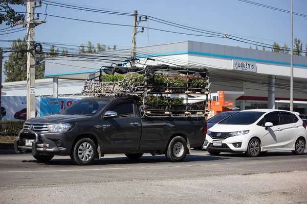 Chiangmai, Tayland - 27 Aralık 2018: Özel pikap kamyon araba Toyota Hilux Revo. Yol no.1001, Chiangmai şehir merkezine 8 km.