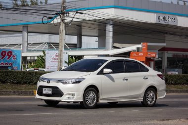 Chiangmai, Tayland - 3 Ocak 2019: Özel Sedan araba Toyota Vios. Yol no.1001 Chiangmai iş alanı 8 km.