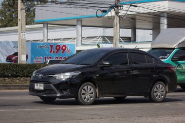 Chiangmai, Tayland - 3 Ocak 2019: Özel Sedan araba Toyota Vios. Yol no.1001 Chiangmai iş alanı 8 km.