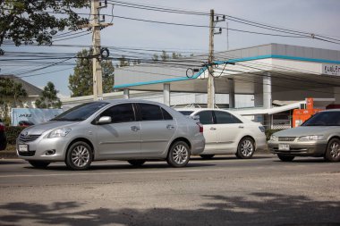Chiangmai, Tayland - 3 Ocak 2019: Özel Sedan araba Toyota Vios. Yol no.1001 Chiangmai iş alanı 8 km.