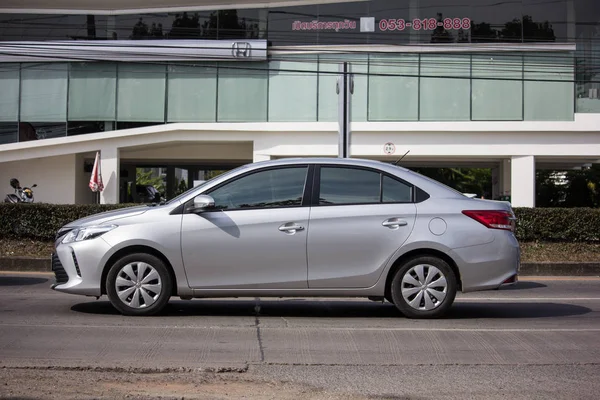 Chiangmai, Tayland - 3 Ocak 2019: Özel Sedan araba Toyota Vios. Yol no.1001 Chiangmai iş alanı 8 km.