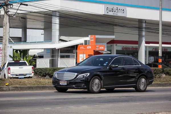 Chiangmai, Tayland - 3 Ocak 2019: lüks araba beyaz Mercedes Benz E250. Radyal yol no.1001 kuzeyinde chiangmai şehir fotoğraf.