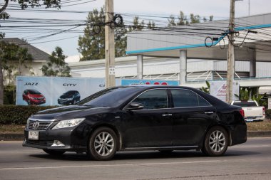 Chiangmai, Tayland - 3 Ocak 2019: Özel araba Toyota Camry. Yol no.1001 Chiangmai iş alanı 8 km.