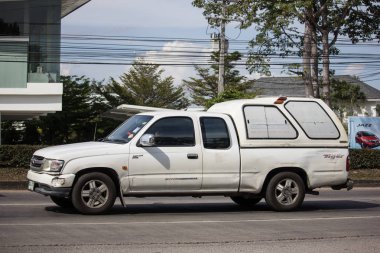 Chiangmai, Tayland - 3 Ocak 2019: Özel Toyota Hilux kaplan kamyonet. Yol no.1001 Chiangmai şehir merkezine 8 km.