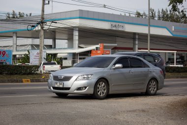 Chiangmai, Tayland - 3 Ocak 2019: Özel araba Toyota Camry. Yol no.1001 Chiangmai iş alanı 8 km.