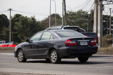 Chiangmai, Tayland - 3 Ocak 2019: Özel araba Toyota Camry. Yol no.1001 Chiangmai iş alanı 8 km.