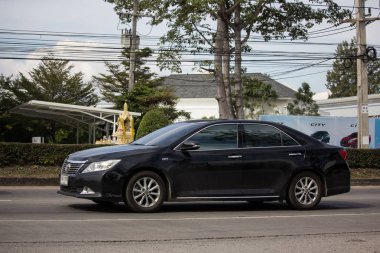 Chiangmai, Tayland - 3 Ocak 2019: Özel araba Toyota Camry. Yol no.1001 Chiangmai iş alanı 8 km.