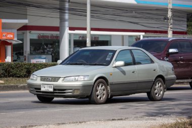 Chiangmai, Tayland - 3 Ocak 2019: Özel araba Toyota Camry. Yol no.1001 Chiangmai iş alanı 8 km.