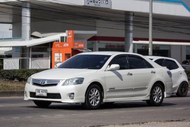 Chiangmai, Tayland - 3 Ocak 2019: Özel araba Toyota Camry. Yol no.1001 Chiangmai iş alanı 8 km.