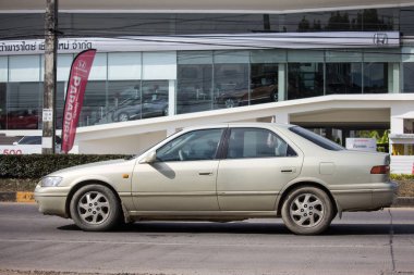 Chiangmai, Tayland - 3 Ocak 2019: Özel araba Toyota Camry. Yol no.1001 Chiangmai iş alanı 8 km.