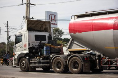Chiangmai, Tayland - 3 Ocak 2019: Çimento kamyonu Banu şirketin. Yol no.1001, Chiangmai şehir merkezine 8 km.