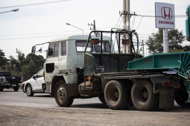 Chiangmai, Tayland - 3 Ocak 2019: Kamyondaki er Kobelco kazıcı. Yol no.1001, Chiangmai şehrine 8 km.