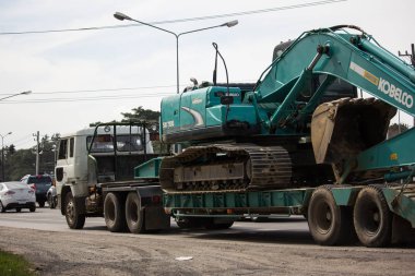 Chiangmai, Tayland - 3 Ocak 2019: Kamyondaki er Kobelco kazıcı. Yol no.1001, Chiangmai şehrine 8 km.
