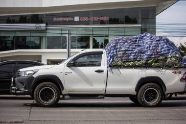 Chiangmai, Tayland - 3 Ocak 2019: Özel pikap kamyon yeni araba Toyota Hilux Revo Rocco. Yol no.1001, Chiangmai şehir merkezine 8 km.