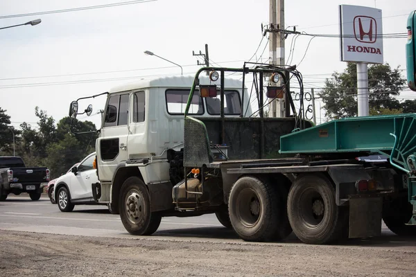 Chiangmai, Tayland - 3 Ocak 2019: Kamyondaki er Kobelco kazıcı. Yol no.1001, Chiangmai şehrine 8 km.