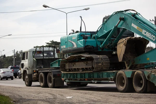 Chiangmai, Tayland - 3 Ocak 2019: Kamyondaki er Kobelco kazıcı. Yol no.1001, Chiangmai şehrine 8 km.