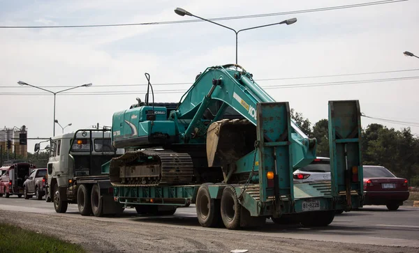 Chiangmai, Tayland - 3 Ocak 2019: Kamyondaki er Kobelco kazıcı. Yol no.1001, Chiangmai şehrine 8 km.